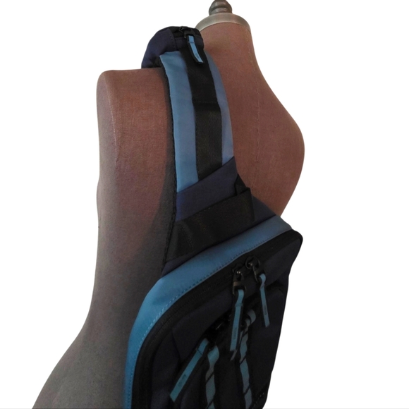 Oakley Utility One Shoulder Bag 921432 Mens Foggy Blue NWT - Picture 12 of 14